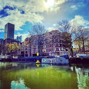 houseboat-holiday-apartments-rotterdam.amsterdamhotelsnl.com/